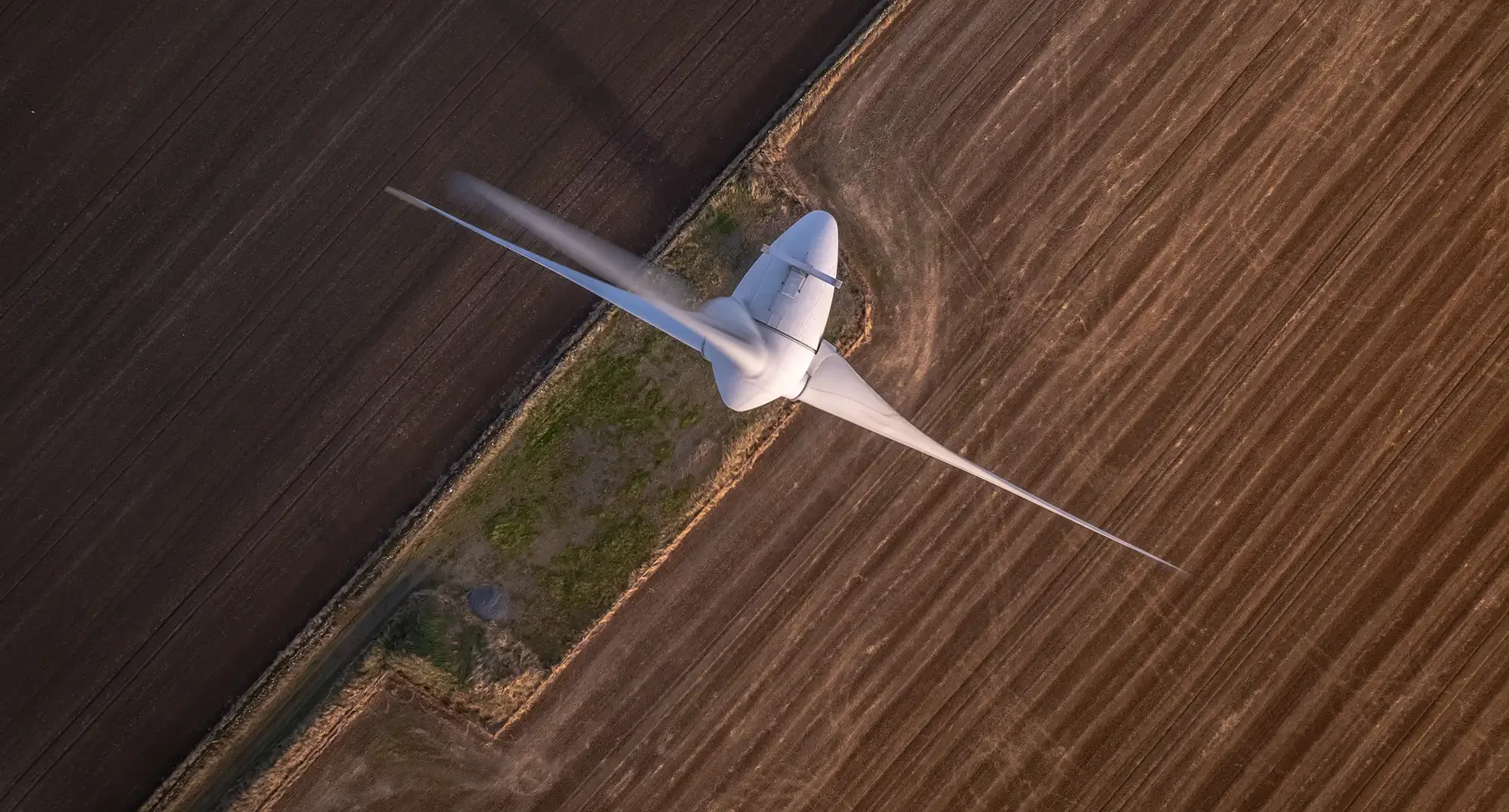 Windkraftanlage auf einem Feld