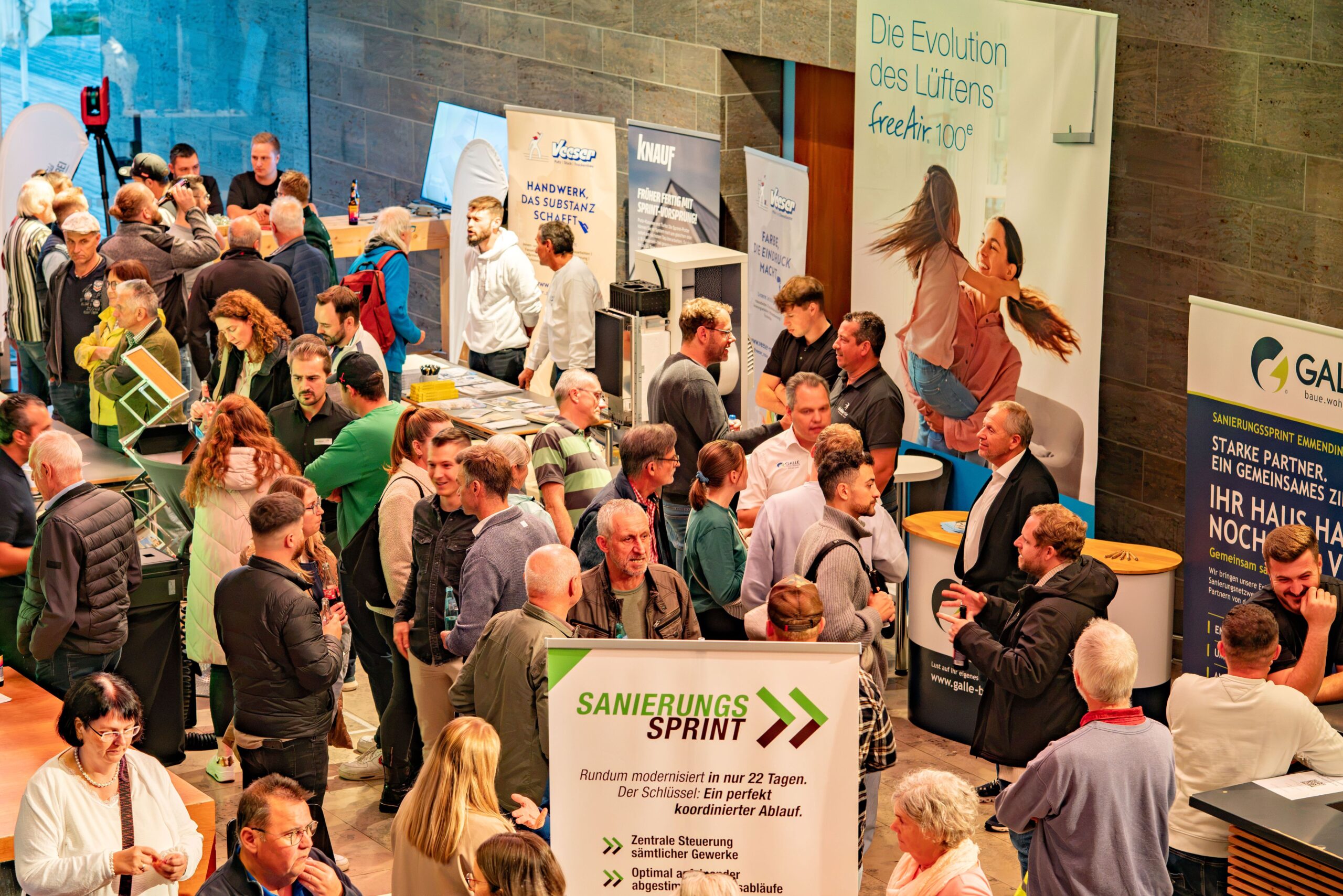 Besucherinnen und Besucher drängen sich in der Ausstellung der Sprint-Betriebe